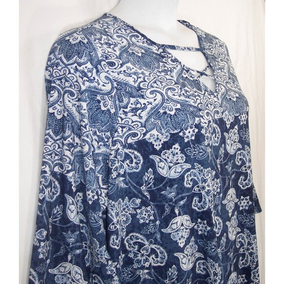 NEW Avenue 26/28 Blue Paisley Sharkbite 3/4 Sleeves Caged V-Neck Women's Plus - Picture 7 of 13